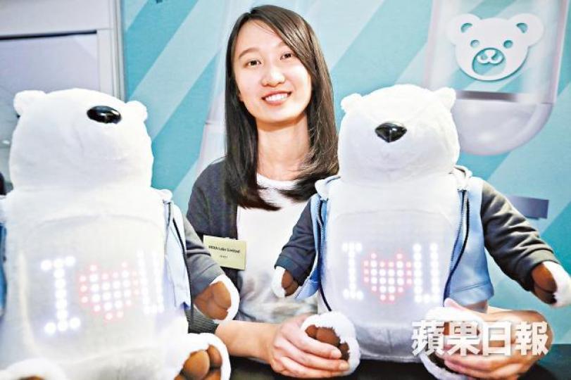 智能玩具熊 「Hugus」可顯示在手機繪畫的圖案。何頴賢攝投影走馬燈感應小孩哭啼時,會自動播音樂及投影。 智能玩具熊 「Hugus」可顯示在手機繪畫的圖案。何頴賢攝投影走馬燈感應小孩哭啼時,會自動播音樂及投影。