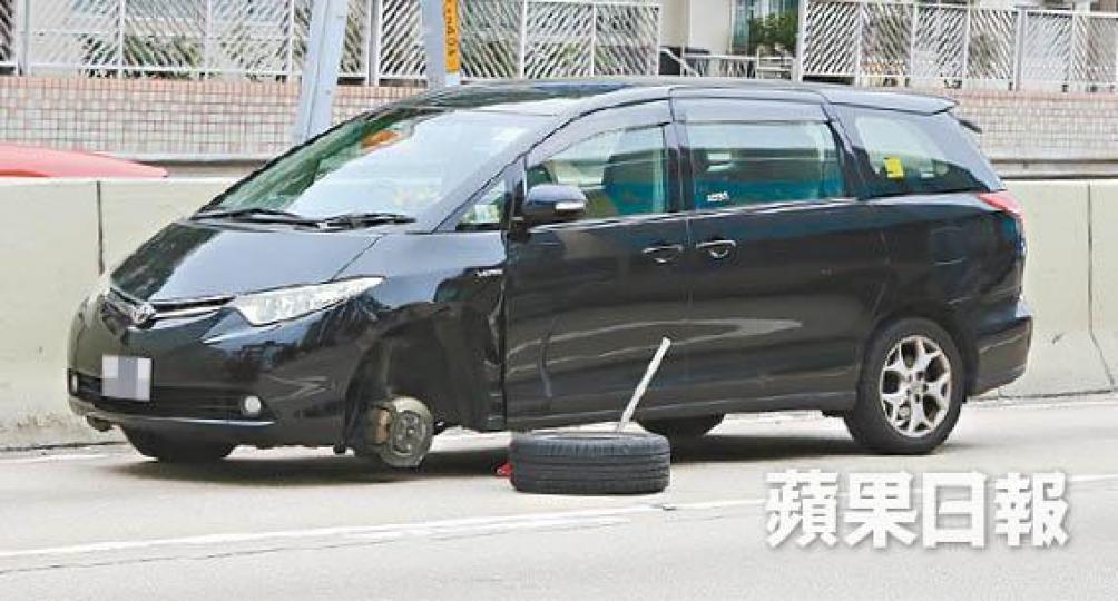 肇事七人車事後停在路中,旁為甩脫的前轆。 肇事七人車事後停在路中,旁為甩脫的前轆。
