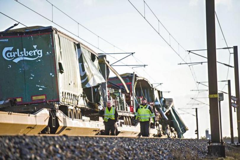 列車被不明物件擊中,其中一卡的一側全毀。路透社 列車被不明物件擊中,其中一卡的一側全毀。路透社