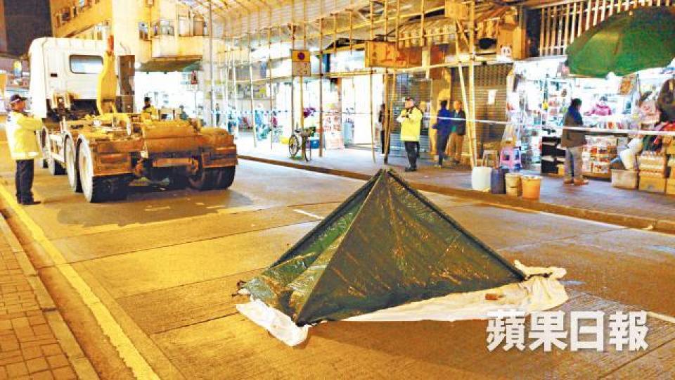 意外後勾斗車停在現場,死者屍體被帳篷遮蓋。 意外後勾斗車停在現場,死者屍體被帳篷遮蓋。