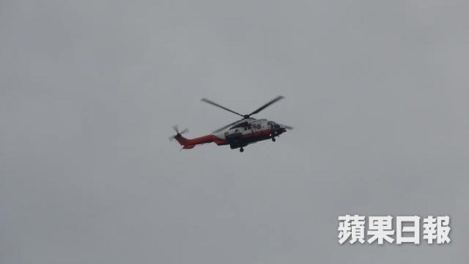 飛行服務隊直升機到場搜救墮崖男子。梁澤岡攝 飛行服務隊直升機到場搜救墮崖男子。梁澤岡攝