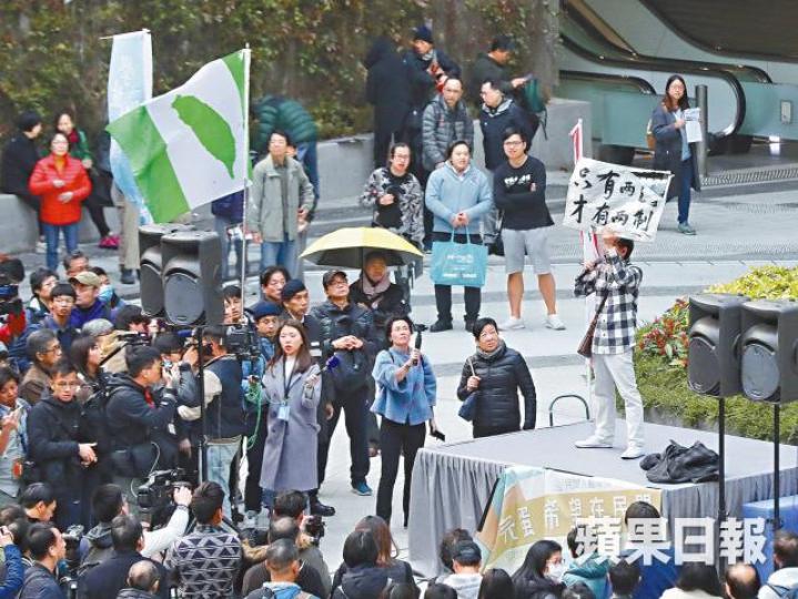 元旦遊行後,有市民進入公民廣場,並上台舉港獨標語。資料圖片民陣召集人岑子杰指會研究是否就禁獨要求提司法覆核。 元旦遊行後,有市民進入公民廣場,並上台舉港獨標語。資料圖片民陣召集人岑子杰指會研究是否就禁獨要求提司法覆核。