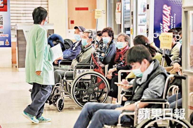 公立醫院急症室近日逼爆,前日共有5,203人次求診。資料圖片衞生防護中心總監黃加慶指流感高峯將持續16周。易仰民攝 公立醫院急症室近日逼爆,前日共有5,203人次求診。資料圖片衞生防護中心總監黃加慶指流感高峯將持續16周。易仰民攝