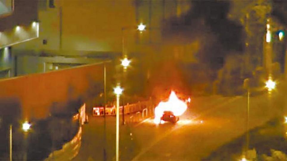涉案私家車在油麻地警署外被兇徒縱火毀證。 涉案私家車在油麻地警署外被兇徒縱火毀證。