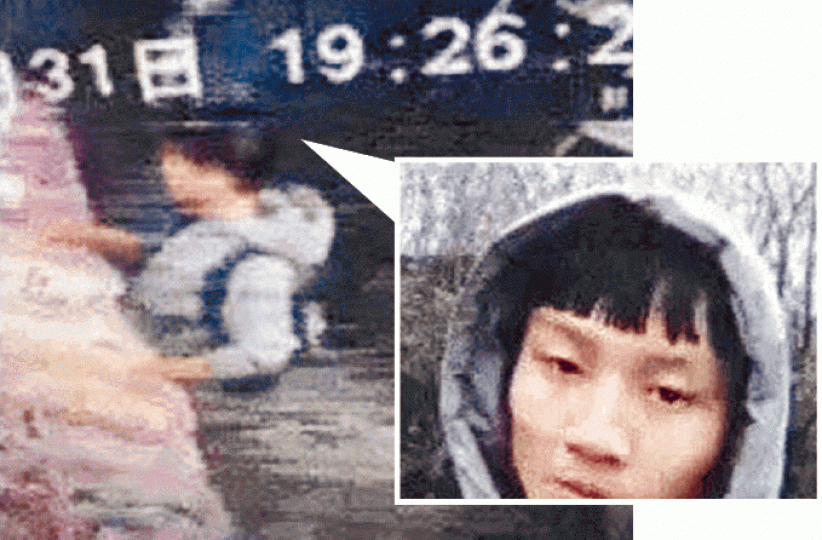 湖南13歲少年(小圖)弒親後逃離現場。互聯網湖南吳姓12歲少年(左圖)上月狂斬母親逾20刀後(右圖),因不符刑責年齡被釋放。互聯網 湖南13歲少年(小圖)弒親後逃離現場。互聯網湖南吳姓12歲少年(左圖)上月狂斬母親逾20刀後(右圖),因不符刑責年齡被釋放。互聯網
