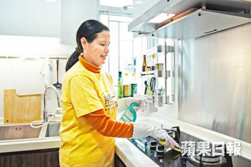 再培訓局「樂活一站」農曆新年提供大掃除服務。彭志行攝 再培訓局「樂活一站」農曆新年提供大掃除服務。彭志行攝