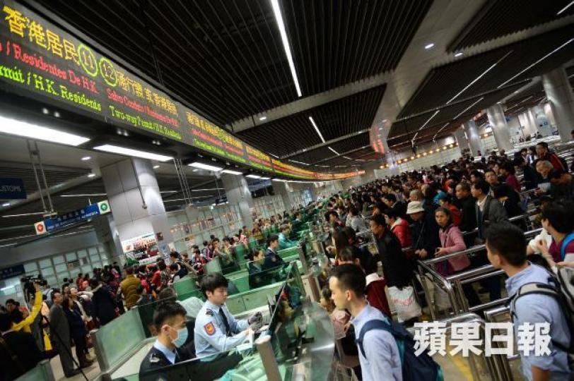 當疑犯返回大橋澳門口岸欲離境回港時,被司警拘捕。 當疑犯返回大橋澳門口岸欲離境回港時,被司警拘捕。