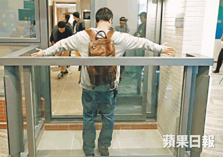 示範單位的露台面積,僅能容納一人展開雙臂。謝榮耀攝煥然懿居 示範單位的露台面積,僅能容納一人展開雙臂。謝榮耀攝煥然懿居