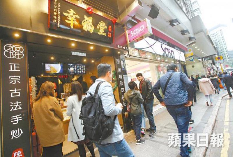 尖沙嘴店昨已不見人龍,股東伍先生稱早有結業打算。李潤芳攝股東伍先生 尖沙嘴店昨已不見人龍,股東伍先生稱早有結業打算。李潤芳攝股東伍先生