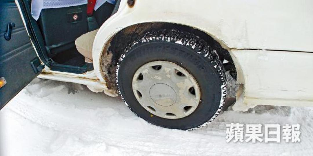 日本租車公司在冬天出租的車輛,一般會換上雪胎。 日本租車公司在冬天出租的車輛,一般會換上雪胎。