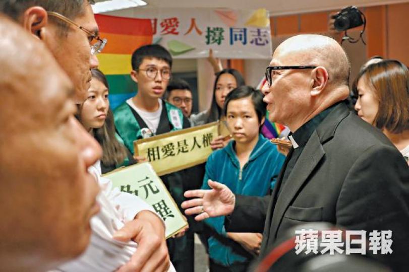 發表以吸毒比喻同性戀的言論後,楊鳴章曾遭明愛院校學生包圍抗議。 發表以吸毒比喻同性戀的言論後,楊鳴章曾遭明愛院校學生包圍抗議。