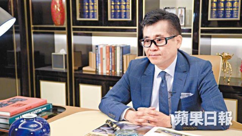 陳樹渠二子陳燿陽。陳樹渠(右)為香港名門望族,60年代跟第二任妻子陳麗玲(左二)創辦寶聲集團。資料圖片陳燿陽妻子為97年港姐亞軍李明慧,近年二人重新定居香港。 陳樹渠二子陳燿陽。陳樹渠(右)為香港名門望族,60年代跟第二任妻子陳麗玲(左二)創辦寶聲集團。資料圖片陳燿陽妻子為97年港姐亞軍李明慧,近年二人重新定居香港。