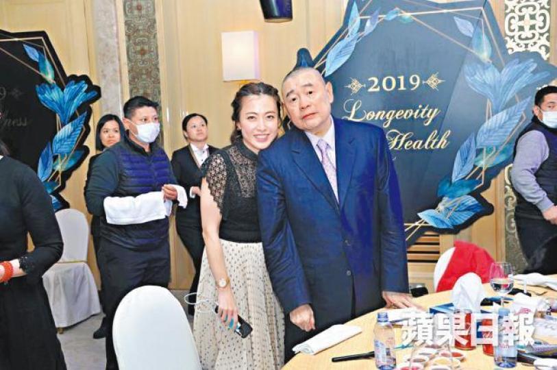 華置指「甘比」陳凱韻一直積極研究各類型財資產品;圖為與劉鑾雄合照。 華置指「甘比」陳凱韻一直積極研究各類型財資產品;圖為與劉鑾雄合照。