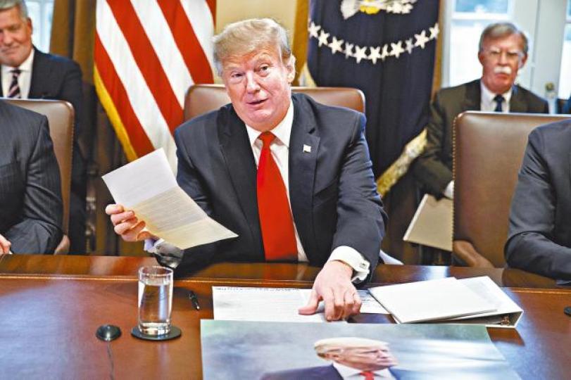 特朗普在內閣會議上拿起金正恩給他的信件。 特朗普在內閣會議上拿起金正恩給他的信件。