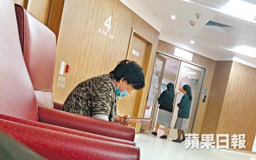 昨晨多次有修女出入楊留醫的病房,病房外更疑有一位女信徒念經為楊祈禱。 昨晨多次有修女出入楊留醫的病房,病房外更疑有一位女信徒念經為楊祈禱。