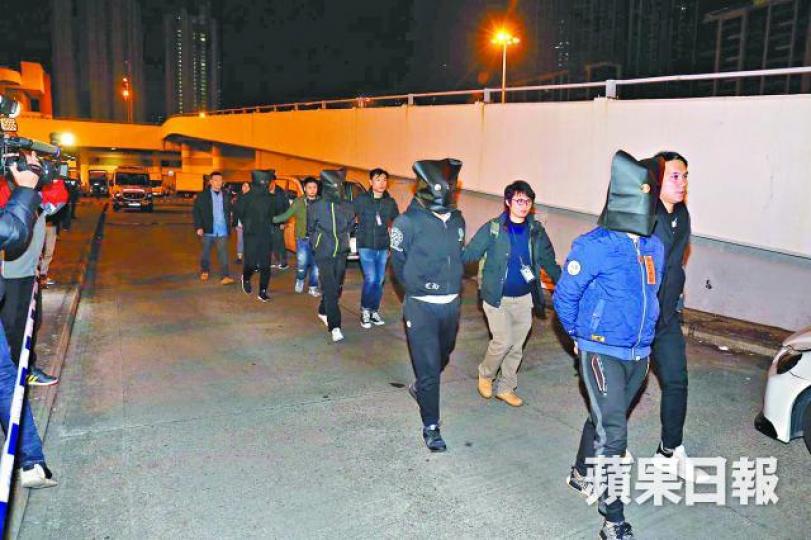 涉案男子被蒙頭押返警署調查。 涉案男子被蒙頭押返警署調查。