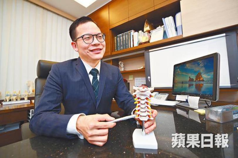 楊旭楠醫生指瞓厲頸常見症狀包括頸部肌肉疼痛。謝榮耀攝 楊旭楠醫生指瞓厲頸常見症狀包括頸部肌肉疼痛。謝榮耀攝