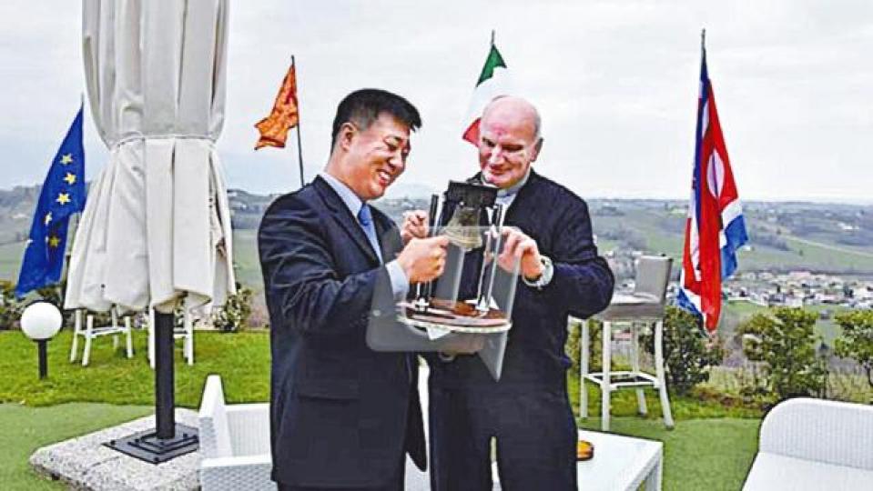 趙成吉(左)是金正恩上台後首位變節的大使館外交人員。趙成吉去年11月初與家人離開大使館後下落不明。路透社金正恩元旦發表講話,促美國以實際行動回應北韓的無核化工作。路透社 趙成吉(左)是金正恩上台後首位變節的大使館外交人員。趙成吉去年11月初與家人離開大使館後下落不明。路透社金正恩元旦發表講話,促美國以實際行動回應北韓的無核化工作。路透社