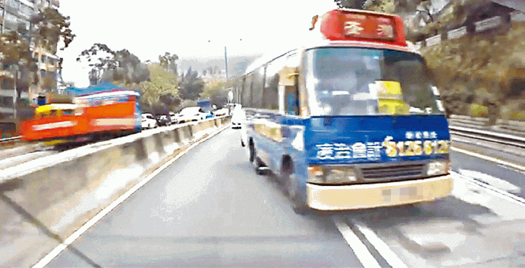 小巴在馬路上高速左穿右插,違例切雙白線。讀者提供圖片受傷女乘客送院治理。 小巴在馬路上高速左穿右插,違例切雙白線。讀者提供圖片受傷女乘客送院治理。