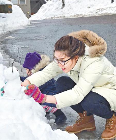 鍾嘉欣和大女夾手夾腳砌雪人。互聯網圖片 鍾嘉欣和大女夾手夾腳砌雪人。互聯網圖片