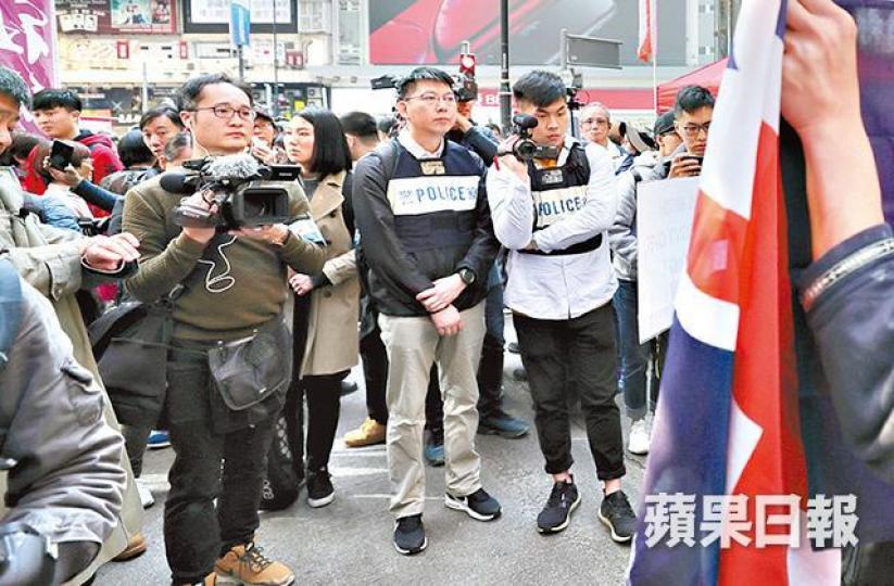 元旦遊行期間,警方派員長時間錄影一群示威者近兩小時。 元旦遊行期間,警方派員長時間錄影一群示威者近兩小時。