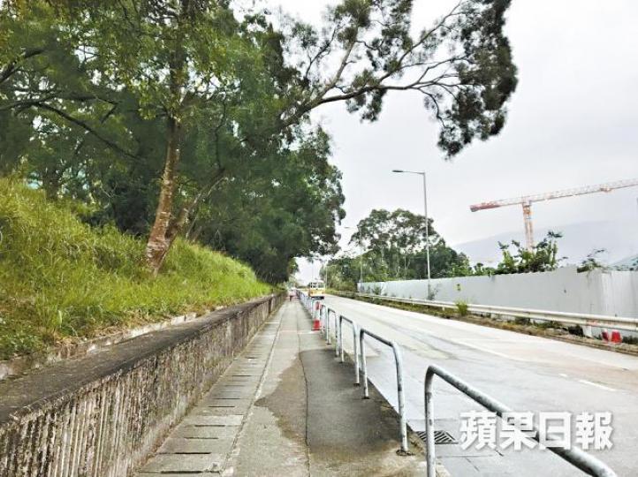 記者前往天鑽需行經無遮擋大斜路。 記者前往天鑽需行經無遮擋大斜路。