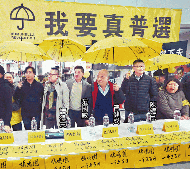 鳩嗚團昨舉行第1,500夜聚會,逾百人一同高舉黃傘。易仰民攝 鳩嗚團昨舉行第1,500夜聚會,逾百人一同高舉黃傘。易仰民攝