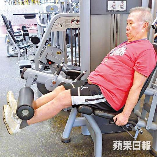 為保持身體健康,金剛會定時做運動。 為保持身體健康,金剛會定時做運動。