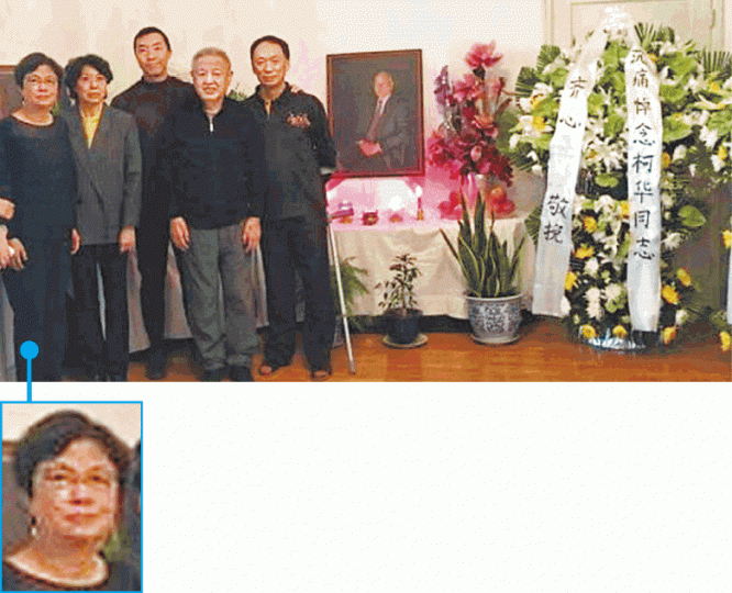親友悼念柯華;消息人士指圖左女士為習前妻柯玲玲。 親友悼念柯華;消息人士指圖左女士為習前妻柯玲玲。