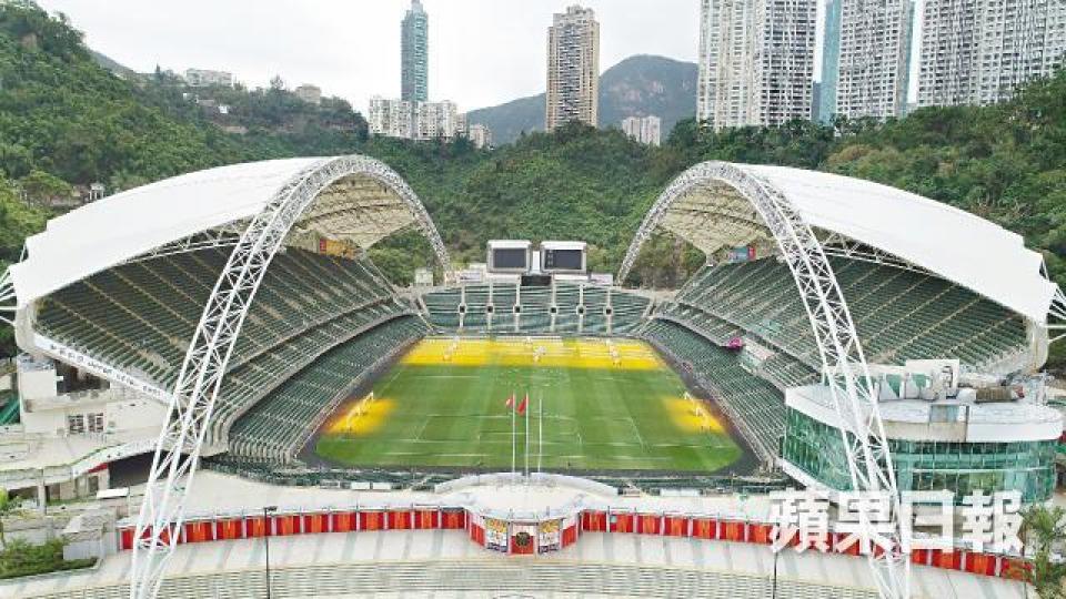 康文署建議將原有40,000座位的大球場,重建成只有9,000座位的公眾運動場。周智堅攝有指政府改建大球場,是為拆灣仔運動場而擴建新世界子公司經營的會展鋪路。 康文署建議將原有40,000座位的大球場,重建成只有9,000座位的公眾運動場。周智堅攝有指政府改建大球場,是為拆灣仔運動場而擴建新世界子公司經營的會展鋪路。