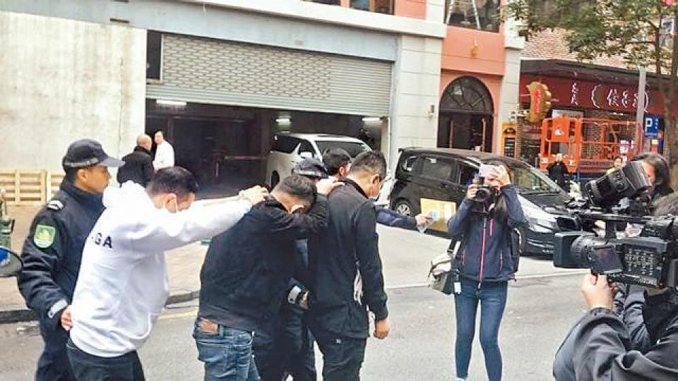 涉案三名內地男子昨移交檢察院偵辦。 涉案三名內地男子昨移交檢察院偵辦。