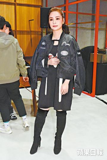 阿嬌不怕老公詐型,反而怕弄跌婚戒。MC Jin昨日出席活動時心情甚靚。 阿嬌不怕老公詐型,反而怕弄跌婚戒。MC Jin昨日出席活動時心情甚靚。