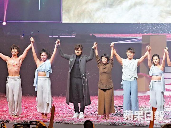 楊世豪(右二)自覺幸運,可獲批簽證來港和張敬軒(左三)表演。【抹鏡框】張敬軒日前在中環揀眼鏡,先用紙巾抹眼鏡框,再用同一張紙巾抹鼻。【再抹鼻】 楊世豪(右二)自覺幸運,可獲批簽證來港和張敬軒(左三)表演。【抹鏡框】張敬軒日前在中環揀眼鏡,先用紙巾抹眼鏡框,再用同一張紙巾抹鼻。【再抹鼻】
