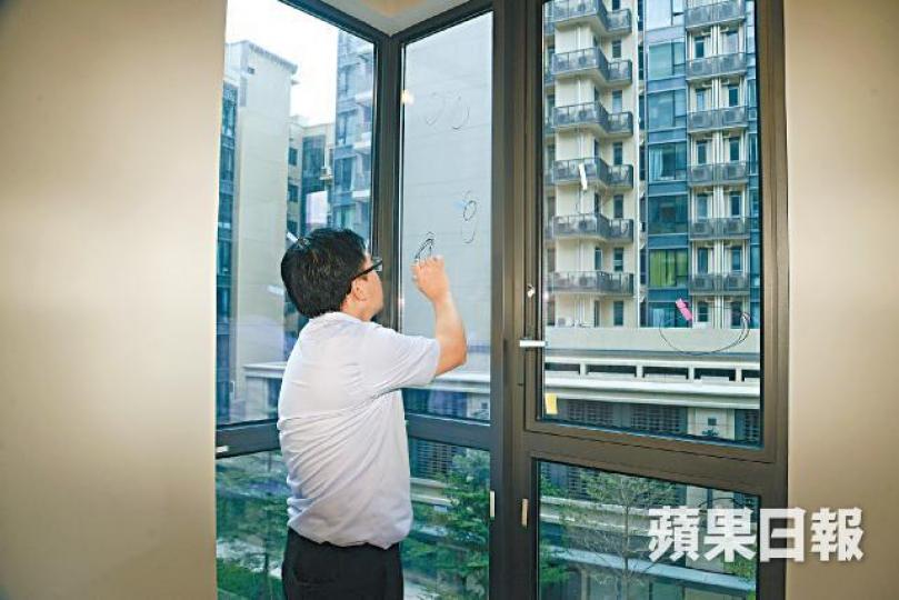 賴達明指單位廳房玻璃窗崩裂,日後打風恐吹爆玻璃。伍太太 賴達明指單位廳房玻璃窗崩裂,日後打風恐吹爆玻璃。伍太太