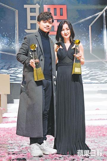 張敬軒和謝安琪前晚分別奪得最優秀流行男、女歌手獎,軒仔自言有種接棒感覺。 張敬軒和謝安琪前晚分別奪得最優秀流行男、女歌手獎,軒仔自言有種接棒感覺。