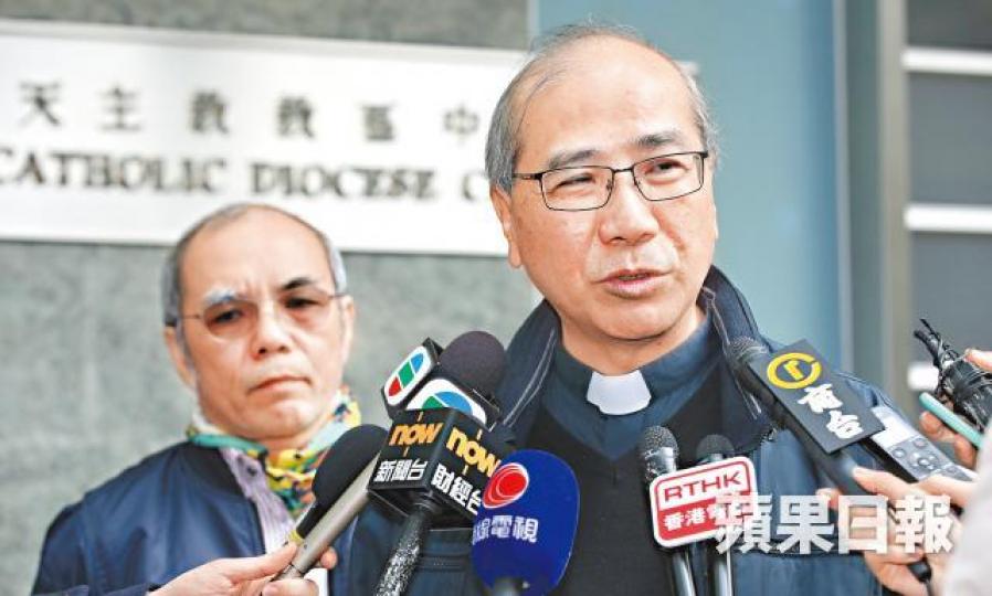 夏志誠強調教區現在會先集中處理楊鳴章的後事。李家皓攝小朋友在楊鳴章弔唁冊寫上悼念字句。張志華攝 夏志誠強調教區現在會先集中處理楊鳴章的後事。李家皓攝小朋友在楊鳴章弔唁冊寫上悼念字句。張志華攝
