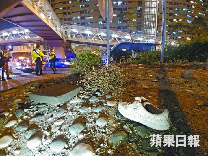 女乘客一隻白色波鞋跌落路邊。 女乘客一隻白色波鞋跌落路邊。