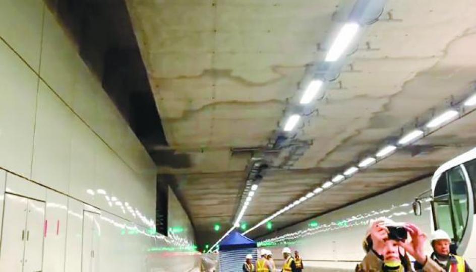 中環灣仔繞道尚未通車,隧道天花已顯得破舊。毛孟靜fb圖片 中環灣仔繞道尚未通車,隧道天花已顯得破舊。毛孟靜fb圖片
