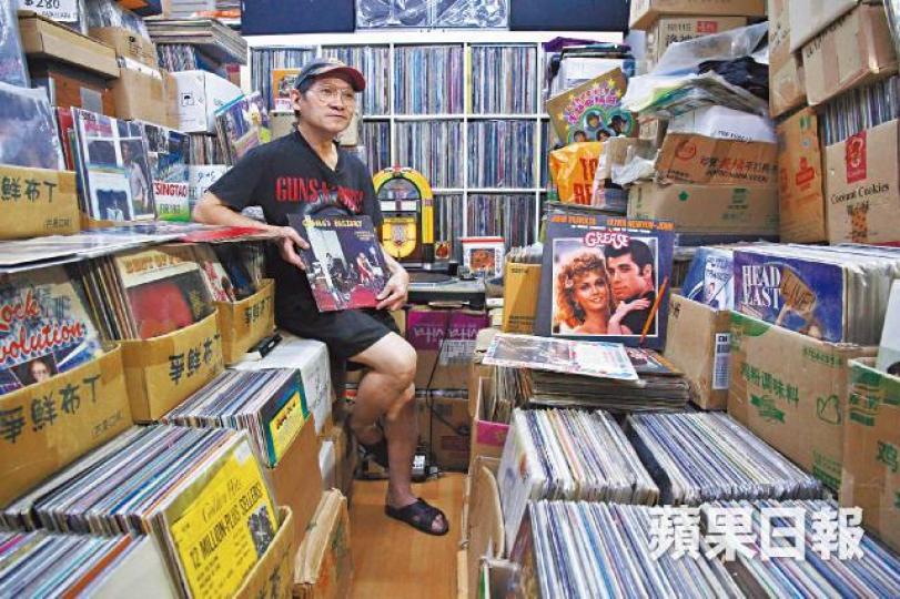 Paul哥喜愛手上清水合唱團(CCR)的樂曲,認同他們宣揚反戰及環保思潮。藏碟三萬張的Vinyl Hero內,只要向店主Paul哥講出碟名或歌星,他就會如泰山般爬箱,準確找出目標。黑膠碟播放時猶如真人發聲,令人入迷。Vinyl Hero曾獲旅發局介紹,不少外國旅客慕名到樓上舖尋寶。 Paul哥喜愛手上清水合唱團(CCR)的樂曲,認同他們宣揚反戰及環保思潮。藏碟三萬張的Vinyl Hero內,只要向店主Paul哥講出碟名或歌星,他就會如泰山般爬箱,準確找出目標。黑膠碟播放時猶如真人發聲,令人入迷。Vinyl Hero曾獲旅發局介紹,不少外國旅客慕名到樓上舖尋寶。