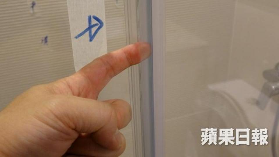 浴屏門縫闊得可塞入一根手指,防水效果成疑。翁鈺輝攝 浴屏門縫闊得可塞入一根手指,防水效果成疑。翁鈺輝攝