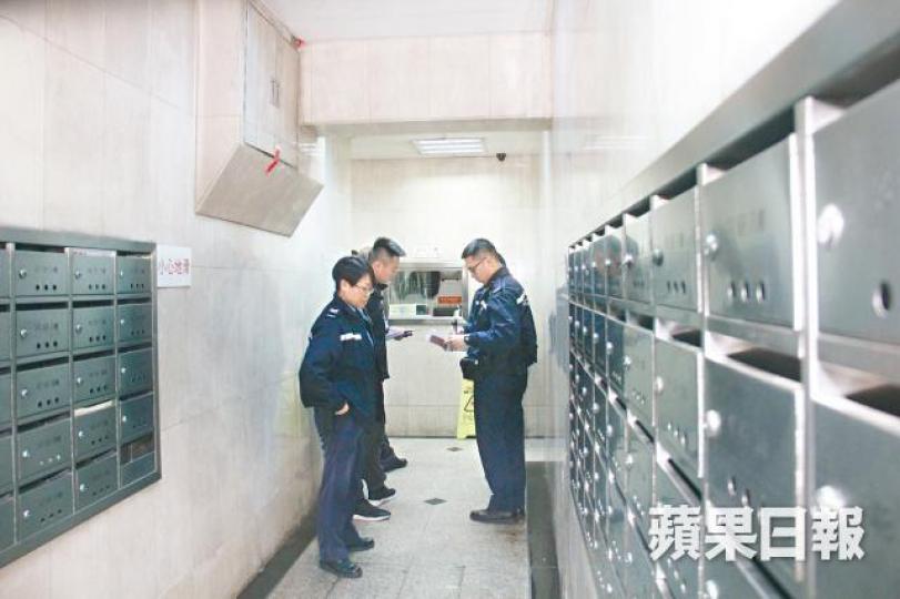 土瓜灣福安大廈有保安猝死,警員事後到場調查。唐家輝攝 土瓜灣福安大廈有保安猝死,警員事後到場調查。唐家輝攝