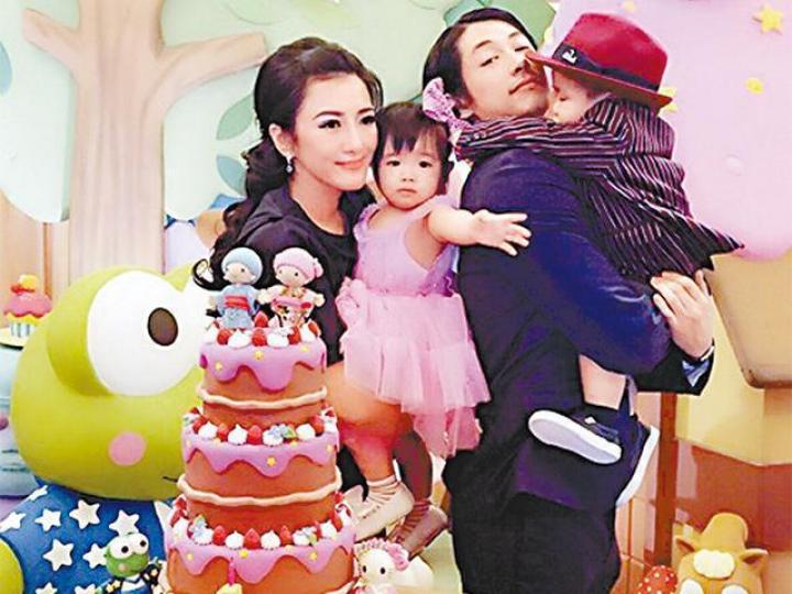 藤岡靛與印尼籍華裔太太Vanina於12年結婚。資料圖片藤岡靛家中共有四兄弟姊妹,胞妹藤岡麻美曾加入日本女團,現於台灣發展。互聯網圖片 藤岡靛與印尼籍華裔太太Vanina於12年結婚。資料圖片藤岡靛家中共有四兄弟姊妹,胞妹藤岡麻美曾加入日本女團,現於台灣發展。互聯網圖片