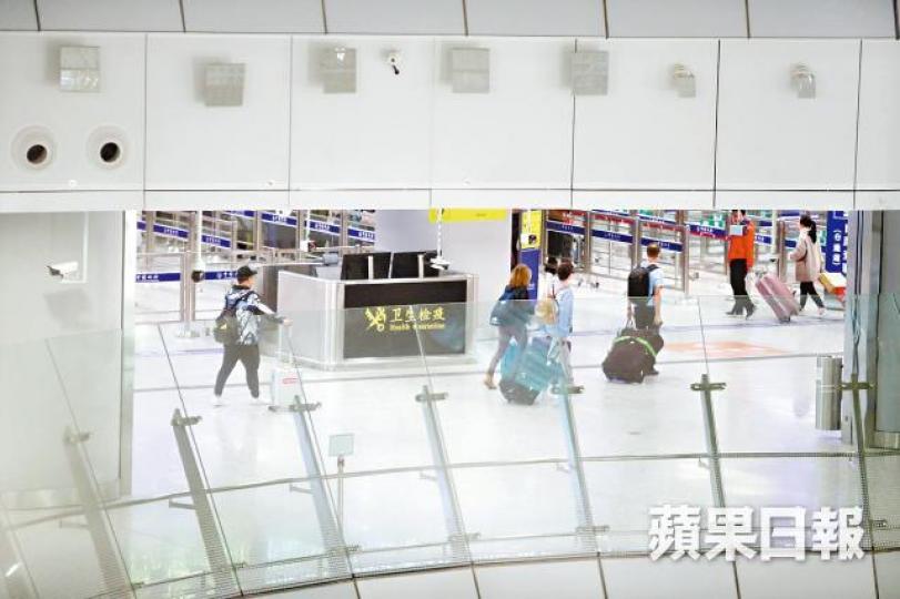 廣深港高鐵實施一地兩檢,允內地派駐出入境邊防檢查機關等在西九龍站口岸區執法。 廣深港高鐵實施一地兩檢,允內地派駐出入境邊防檢查機關等在西九龍站口岸區執法。