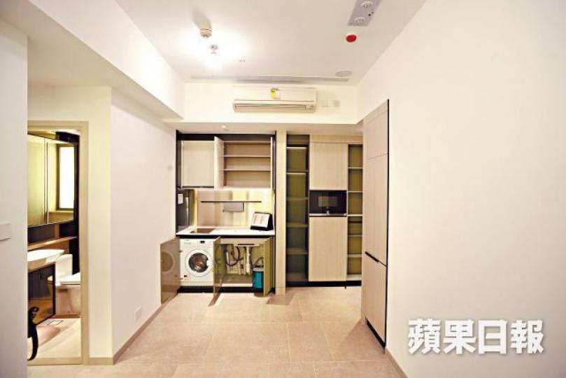 Downtown 38示範單位的微波爐放於玄關位,打開大門時有機會阻擋。何耀勤攝 Downtown 38示範單位的微波爐放於玄關位,打開大門時有機會阻擋。何耀勤攝