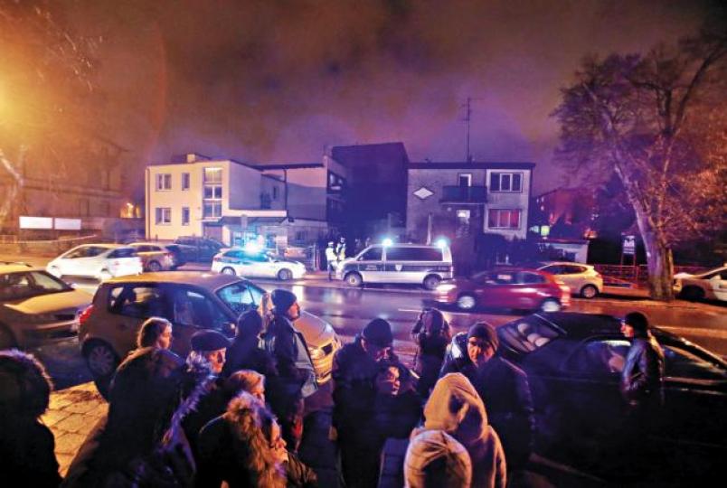 事後大批警車在「密室逃脫」遊戲場地外戒備。路透社 事後大批警車在「密室逃脫」遊戲場地外戒備。路透社