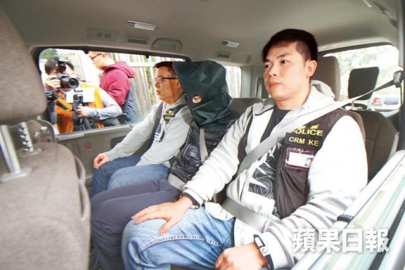 19歲騙徒被探員蒙頭押走調查。劉柏麟攝警方展示撿獲的銀行卡及匯款單等證物。 19歲騙徒被探員蒙頭押走調查。劉柏麟攝警方展示撿獲的銀行卡及匯款單等證物。