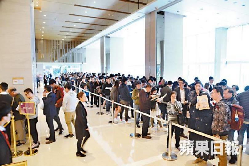 【天鑽熱鬧】內房中國海外的大埔天鑽昨為首個周末開示範單位,九龍灣售樓處門外有逾百人排隊。何耀勤攝【凱滙冷清】凱滙售樓處昨設在尖沙嘴帝國中心,現場未見人龍,帳幕及鐵馬無用武之地。 【天鑽熱鬧】內房中國海外的大埔天鑽昨為首個周末開示範單位,九龍灣售樓處門外有逾百人排隊。何耀勤攝【凱滙冷清】凱滙售樓處昨設在尖沙嘴帝國中心,現場未見人龍,帳幕及鐵馬無用武之地。