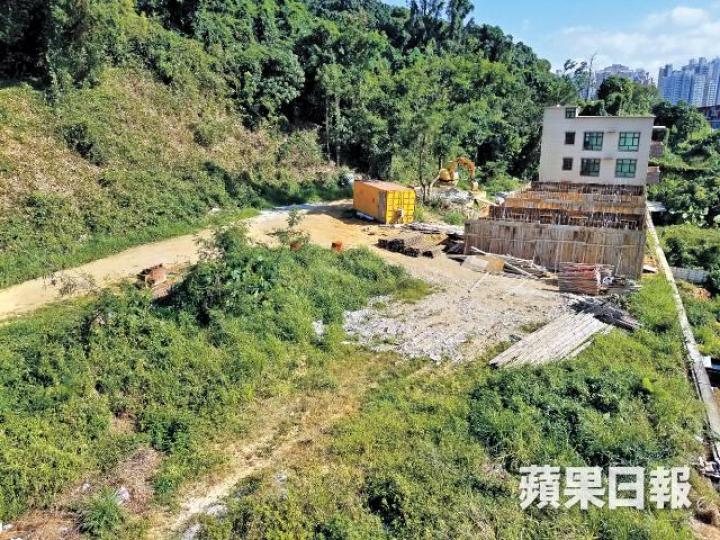 涉事地段位於大埔頭,代理聲稱發展商擬建27幢村屋,並以「太湖居」名義發售。謝榮耀攝村花售價為450萬元,買賣協調書上列明買家須分三期交付款項。 涉事地段位於大埔頭,代理聲稱發展商擬建27幢村屋,並以「太湖居」名義發售。謝榮耀攝村花售價為450萬元,買賣協調書上列明買家須分三期交付款項。