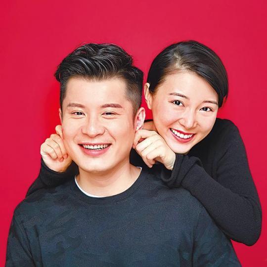 現年31歲的馬賽,昨日突然在社交網貼出與老公的結婚相,公佈喜訊。微博圖片馬賽搶閘報喜,成為19年娛圈第一件喜事。微博圖片馬賽近年轉戰內地,拍了不少電視劇。微博圖片與汪子琦分手後,馬賽在曾醒明陪同下開記者會,聲淚俱下承認愛錯人。資料圖片馬賽08年參選港姐入行,當時被稱為「的骰桂綸鎂」。資料圖片 現年31歲的馬賽,昨日突然在社交網貼出與老公的結婚相,公佈喜訊。微博圖片馬賽搶閘報喜,成為19年娛圈第一件喜事。微博圖片馬賽近年轉戰內地,拍了不少電視劇。微博圖片與汪子琦分手後,馬賽在曾醒明陪同下開記者會,聲淚俱下承認愛錯人。資料圖片馬賽08年參選港姐入行,當時被稱為「的骰桂綸鎂」。資料圖片