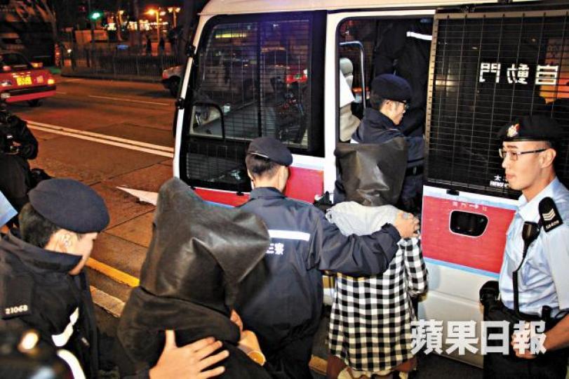 大批警員昨晚到位於尖沙嘴漆咸道南的嘉芙中心巡查,並拘捕三名男女。鄭文輝攝元旦日旺角發生斬人燒車案,一部私家車遭焚毀。 大批警員昨晚到位於尖沙嘴漆咸道南的嘉芙中心巡查,並拘捕三名男女。鄭文輝攝元旦日旺角發生斬人燒車案,一部私家車遭焚毀。